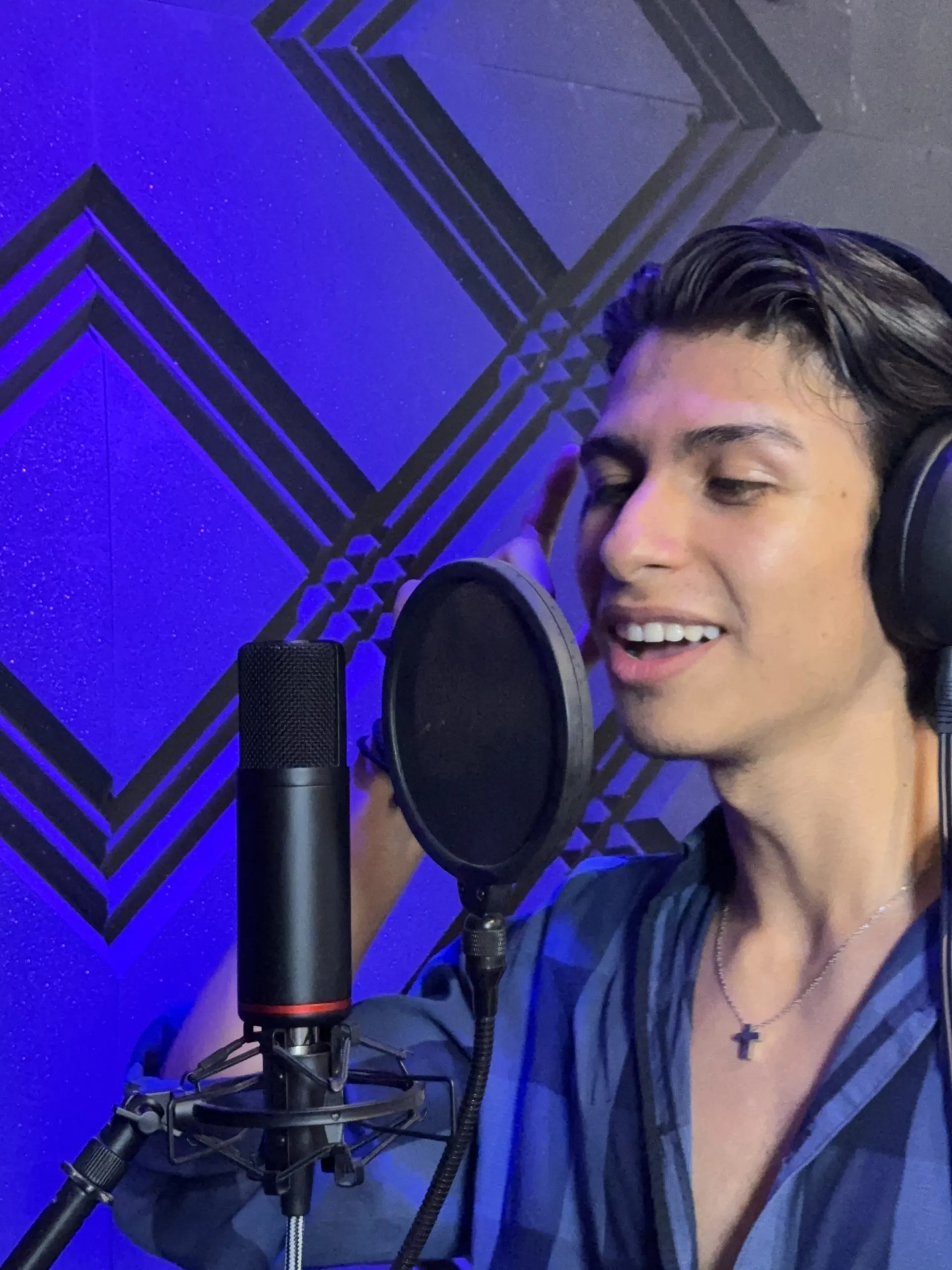 joven_cantando-scaled